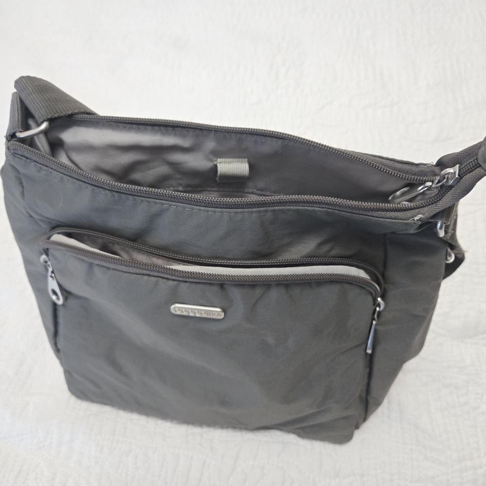 Baggallini Crossbody Bag Purse Crinkle Nylon‎ 4 Pockets Gray Credit Card Slot